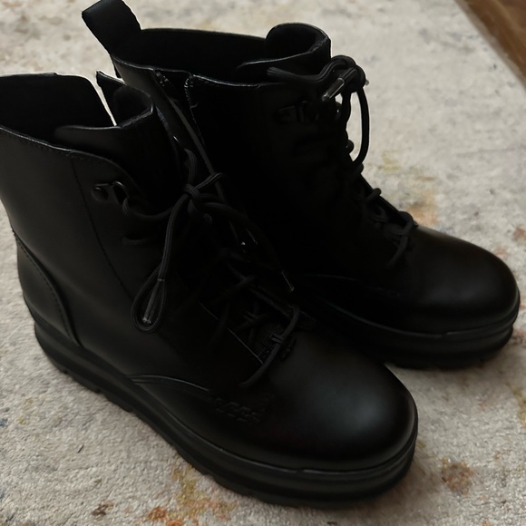 UGG SIDNEE BLACK WATERPROOF LEATHER COMBAT SHORT BOOTS SIZE US 8 WOMEN - Picture 8 of 10